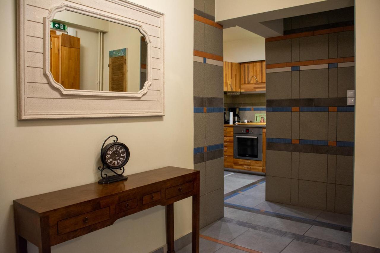Handcrafted Unique Flat, 200M From The Acropolis Athens Luaran gambar