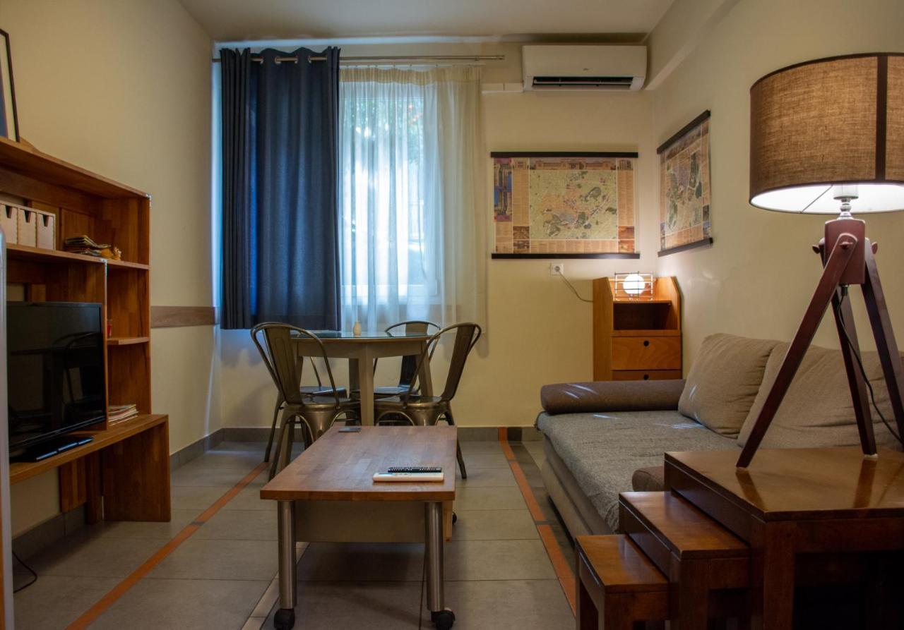 Handcrafted Unique Flat, 200M From The Acropolis Athens Luaran gambar